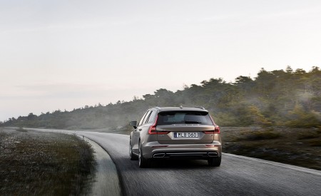 2019 Volvo V60 T6 AWD Inscription (Color: Pebble Grey Metallic) Rear Wallpapers 450x275 (27)