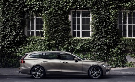2019 Volvo V60 T6 AWD Inscription (Color: Pebble Grey Metallic) Side Wallpapers 450x275 (40)