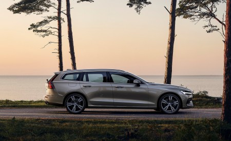 2019 Volvo V60 T6 AWD Inscription (Color: Pebble Grey Metallic) Side Wallpapers 450x275 (26)