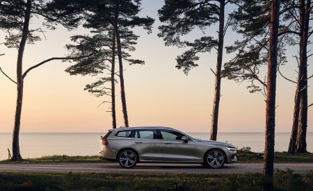 2019 Volvo V60 T6 AWD Inscription (Color: Pebble Grey Metallic) Side Wallpapers 450x275 (25)