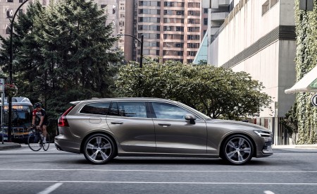 2019 Volvo V60 T6 AWD Inscription (Color: Pebble Grey Metallic) Side Wallpapers 450x275 (36)