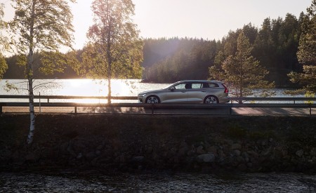 2019 Volvo V60 T6 AWD Inscription (Color: Pebble Grey Metallic) Side Wallpapers 450x275 (24)