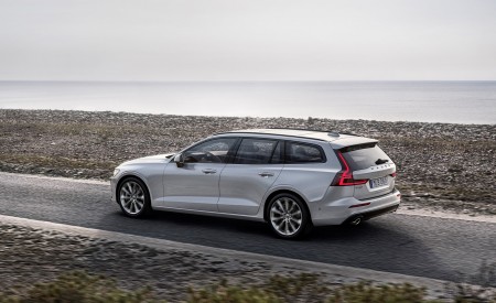 2019 Volvo V60 T6 AWD Momentum (Color: Birch Light Metallic) Rear Three-Quarter Wallpapers 450x275 (21)