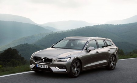 2019 Volvo V60 T6 Inscription (Color: Pebble Grey) Front Three-Quarter Wallpapers 450x275 (51)