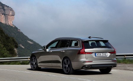2019 Volvo V60 T6 Inscription (Color: Pebble Grey) Rear Three-Quarter Wallpapers 450x275 (54)