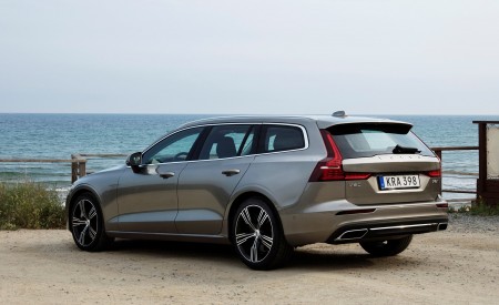 2019 Volvo V60 T6 Inscription (Color: Pebble Grey) Rear Three-Quarter Wallpapers 450x275 (55)