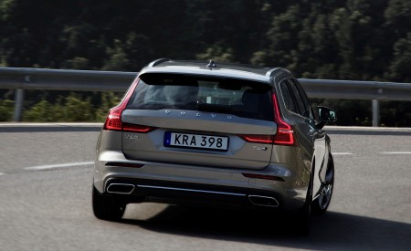 2019 Volvo V60 T6 Inscription (Color: Pebble Grey) Rear Wallpapers 450x275 (57)