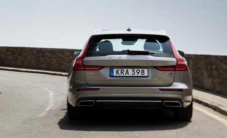 2019 Volvo V60 T6 Inscription (Color: Pebble Grey) Rear Wallpapers 450x275 (58)