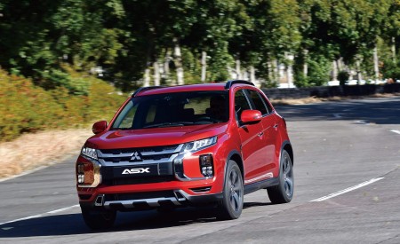 2020 Mitsubishi Outlander Sport Front Three-Quarter Wallpapers 450x275 (12)
