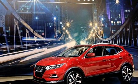 2020 Nissan Rogue Sport Front Three-Quarter Wallpapers 450x275 (49)