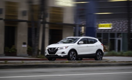 2020 Nissan Rogue Sport Front Three-Quarter Wallpapers 450x275 (4)