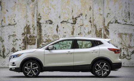 2020 Nissan Rogue Sport Side Wallpapers 450x275 (9)