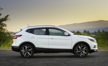 2020 Nissan Rogue Sport Side Wallpapers 450x275 (10)