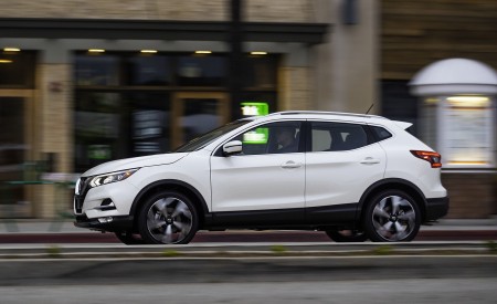 2020 Nissan Rogue Sport Side Wallpapers 450x275 (5)