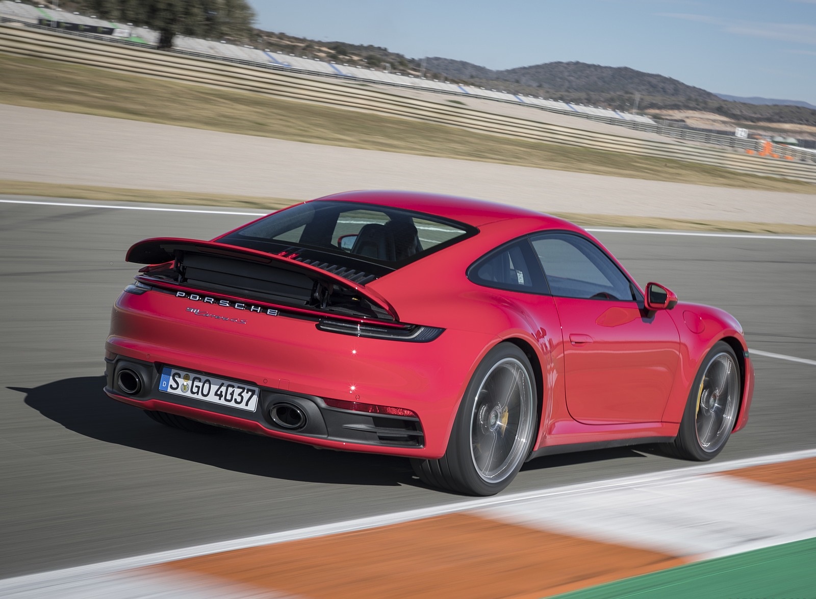 2020 Porsche 911 4S (Color: Guards Red) Rear Three-Quarter Wallpapers (15)