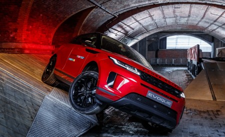 2020 Range Rover Evoque Front Three-Quarter Wallpapers 450x275 (34)