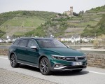 2020 Volkswagen Passat Alltrack (EU-Spec) Front Three-Quarter Wallpapers 150x120 (25)