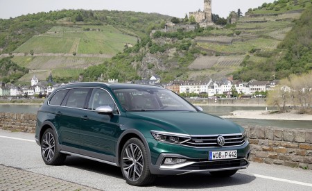 2020 Volkswagen Passat Alltrack (EU-Spec) Front Three-Quarter Wallpapers 450x275 (25)