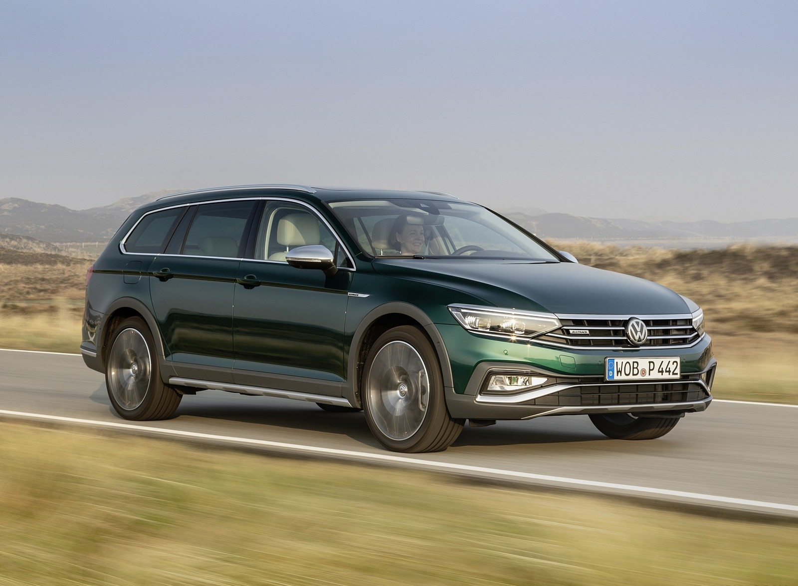 2020 Volkswagen Passat Alltrack (EU-Spec) Front Three-Quarter Wallpapers (2)