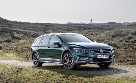 2020 Volkswagen Passat Alltrack (EU-Spec) Front Three-Quarter Wallpapers 450x275 (26)