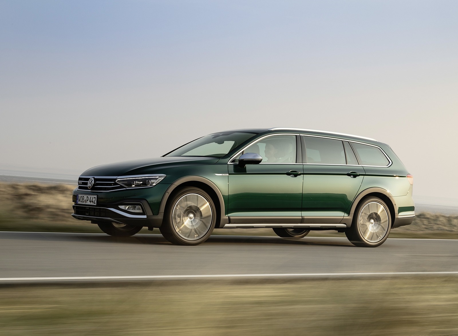 2020 Volkswagen Passat Alltrack (EU-Spec) Front Three-Quarter Wallpapers (3)