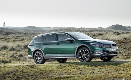 2020 Volkswagen Passat Alltrack (EU-Spec) Front Three-Quarter Wallpapers 450x275 (27)