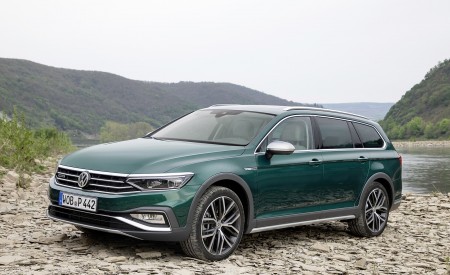 2020 Volkswagen Passat Alltrack (EU-Spec) Front Three-Quarter Wallpapers 450x275 (28)