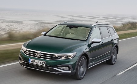 2020 Volkswagen Passat Alltrack (EU-Spec) Front Three-Quarter Wallpapers 450x275 (15)