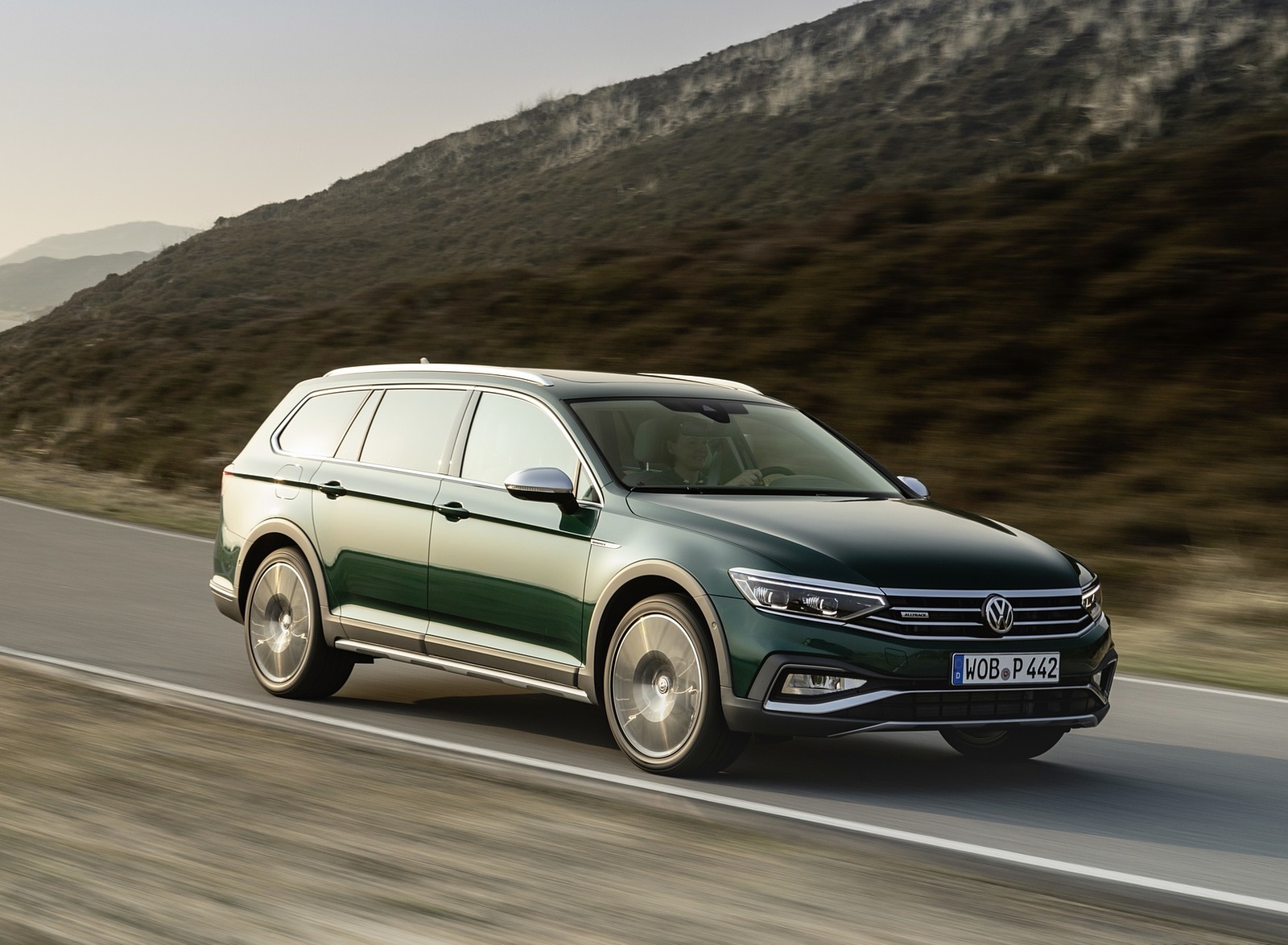 2020 Volkswagen Passat Alltrack (EU-Spec) Front Three-Quarter Wallpapers (5)
