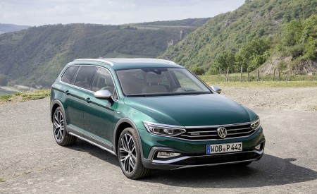 2020 Volkswagen Passat Alltrack (EU-Spec) Front Three-Quarter Wallpapers 450x275 (29)