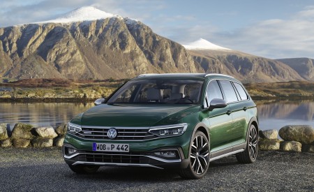 2020 Volkswagen Passat Alltrack (EU-Spec) Front Three-Quarter Wallpapers 450x275 (48)