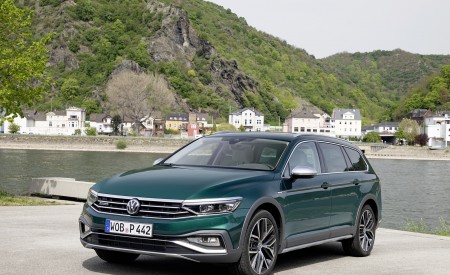 2020 Volkswagen Passat Alltrack (EU-Spec) Front Three-Quarter Wallpapers 450x275 (30)
