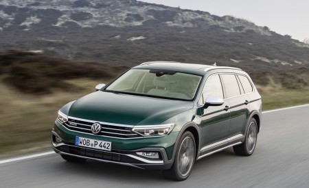 2020 Volkswagen Passat Alltrack (EU-Spec) Front Three-Quarter Wallpapers 450x275 (16)