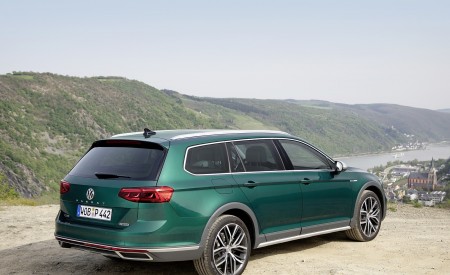 2020 Volkswagen Passat Alltrack (EU-Spec) Rear Three-Quarter Wallpapers 450x275 (31)