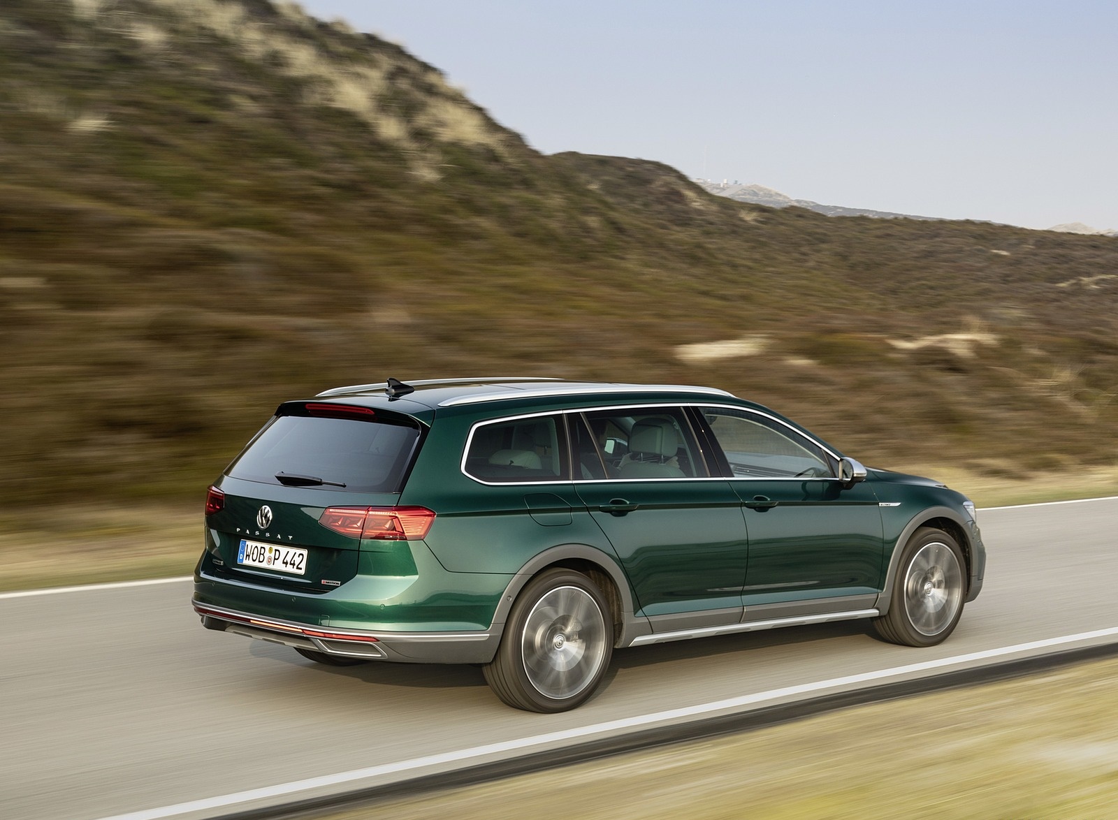 2020 Volkswagen Passat Alltrack (EU-Spec) Rear Three-Quarter Wallpapers (8)