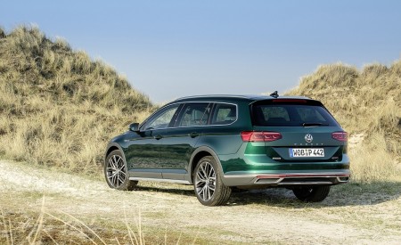 2020 Volkswagen Passat Alltrack (EU-Spec) Rear Three-Quarter Wallpapers 450x275 (32)