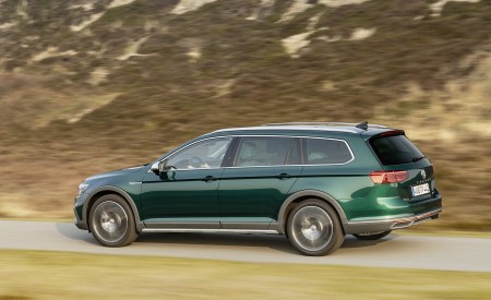 2020 Volkswagen Passat Alltrack (EU-Spec) Rear Three-Quarter Wallpapers 450x275 (21)