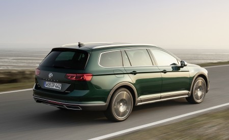 2020 Volkswagen Passat Alltrack (EU-Spec) Rear Three-Quarter Wallpapers 450x275 (9)
