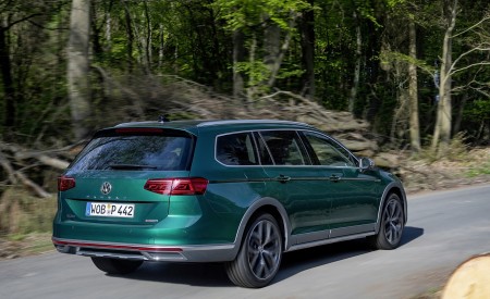 2020 Volkswagen Passat Alltrack (EU-Spec) Rear Three-Quarter Wallpapers 450x275 (22)