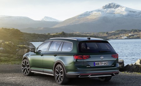 2020 Volkswagen Passat Alltrack (EU-Spec) Rear Three-Quarter Wallpapers 450x275 (49)