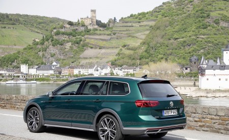 2020 Volkswagen Passat Alltrack (EU-Spec) Rear Three-Quarter Wallpapers 450x275 (33)