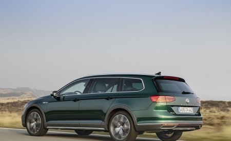 2020 Volkswagen Passat Alltrack (EU-Spec) Rear Three-Quarter Wallpapers 450x275 (23)