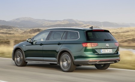 2020 Volkswagen Passat Alltrack (EU-Spec) Rear Three-Quarter Wallpapers 450x275 (11)
