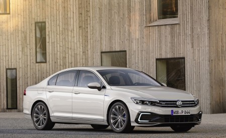 2020 Volkswagen Passat GTE Sedan (EU-Spec) Front Three-Quarter Wallpapers 450x275 (41)