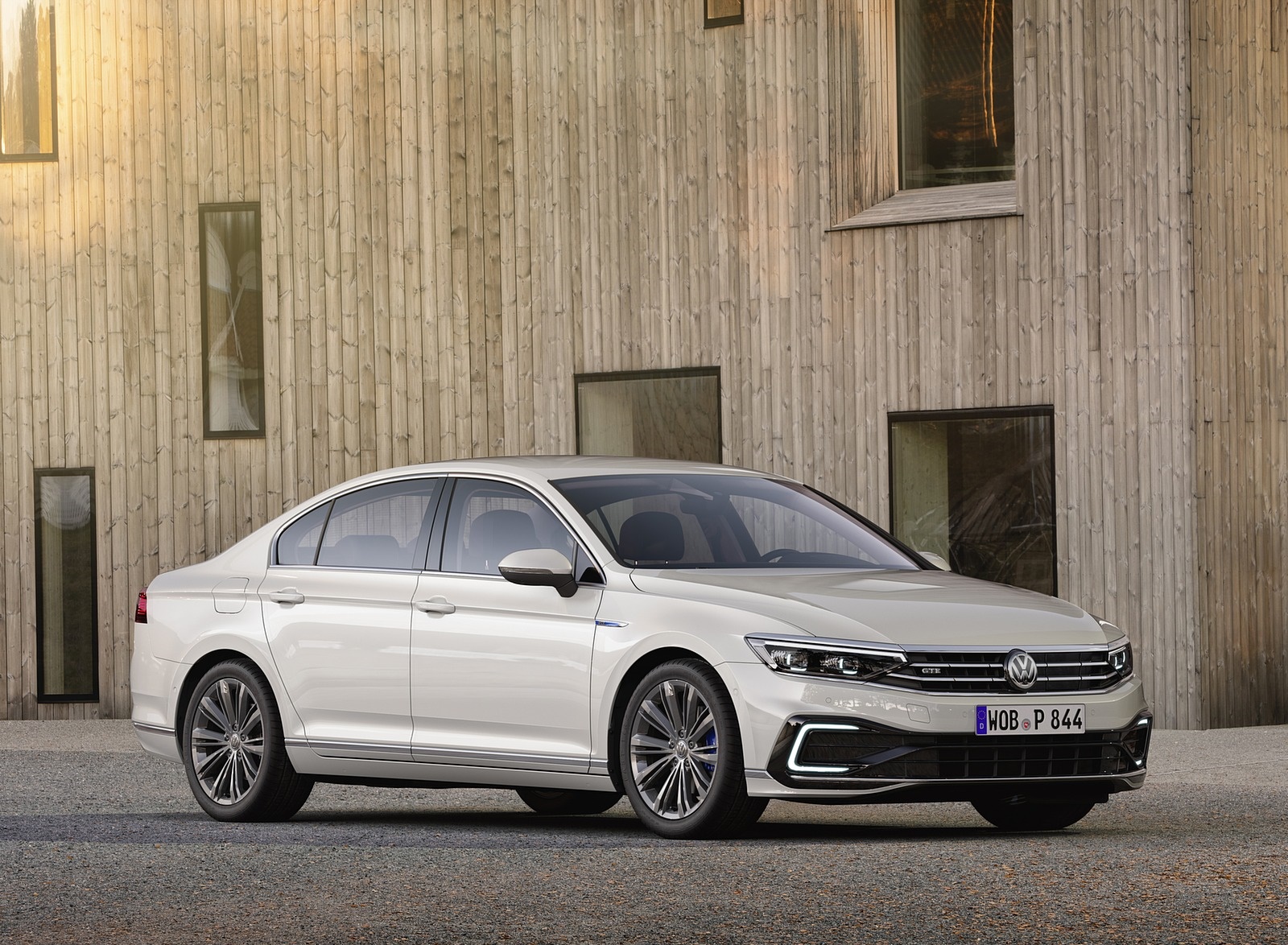 2020 Volkswagen Passat GTE Sedan (EU-Spec) Front Three-Quarter Wallpapers #41 of 52