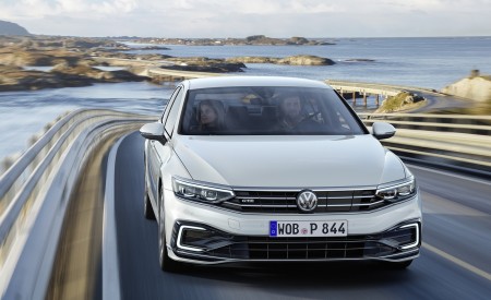 2020 Volkswagen Passat GTE Sedan (EU-Spec) Front Wallpapers 450x275 (35)