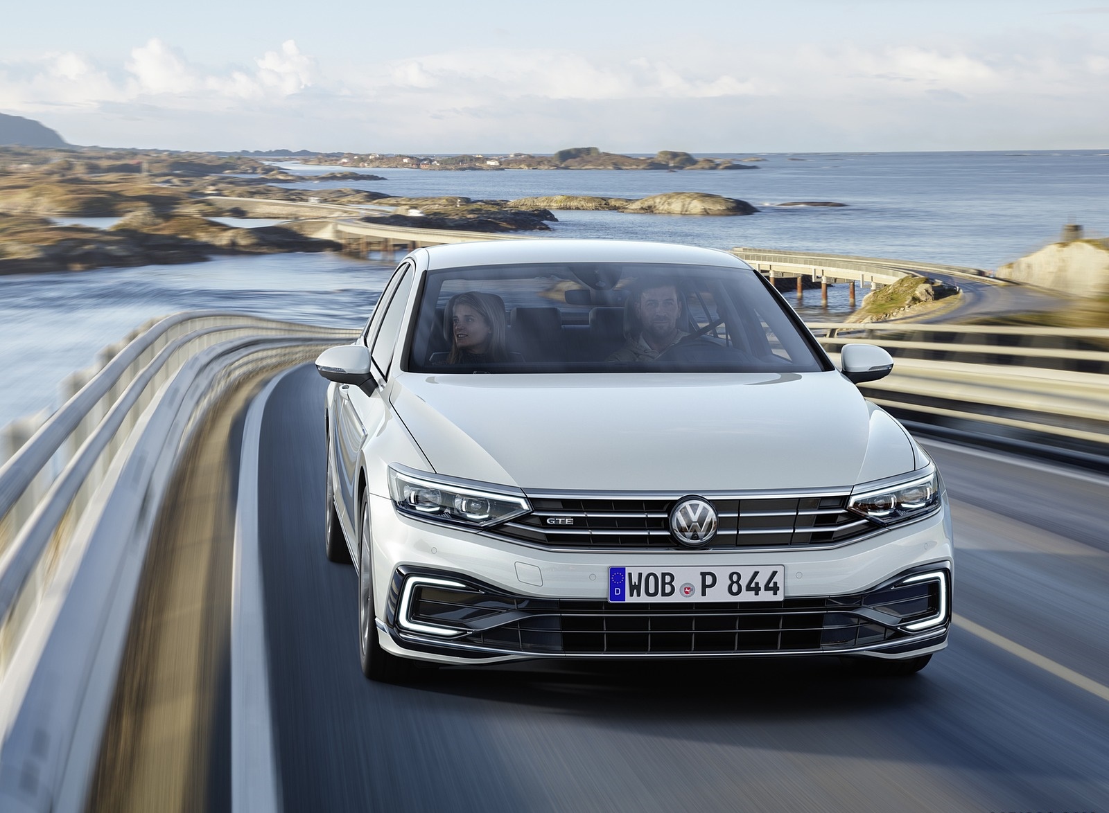 2020 Volkswagen Passat GTE Sedan (EU-Spec) Front Wallpapers #35 of 52