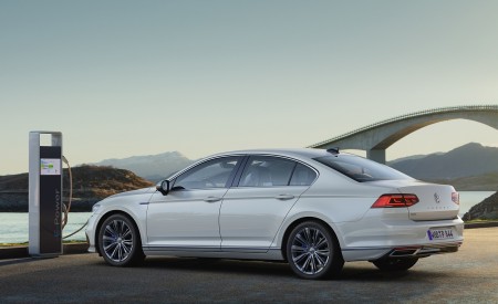 2020 Volkswagen Passat GTE Sedan (EU-Spec) Rear Three-Quarter Wallpapers 450x275 (36)