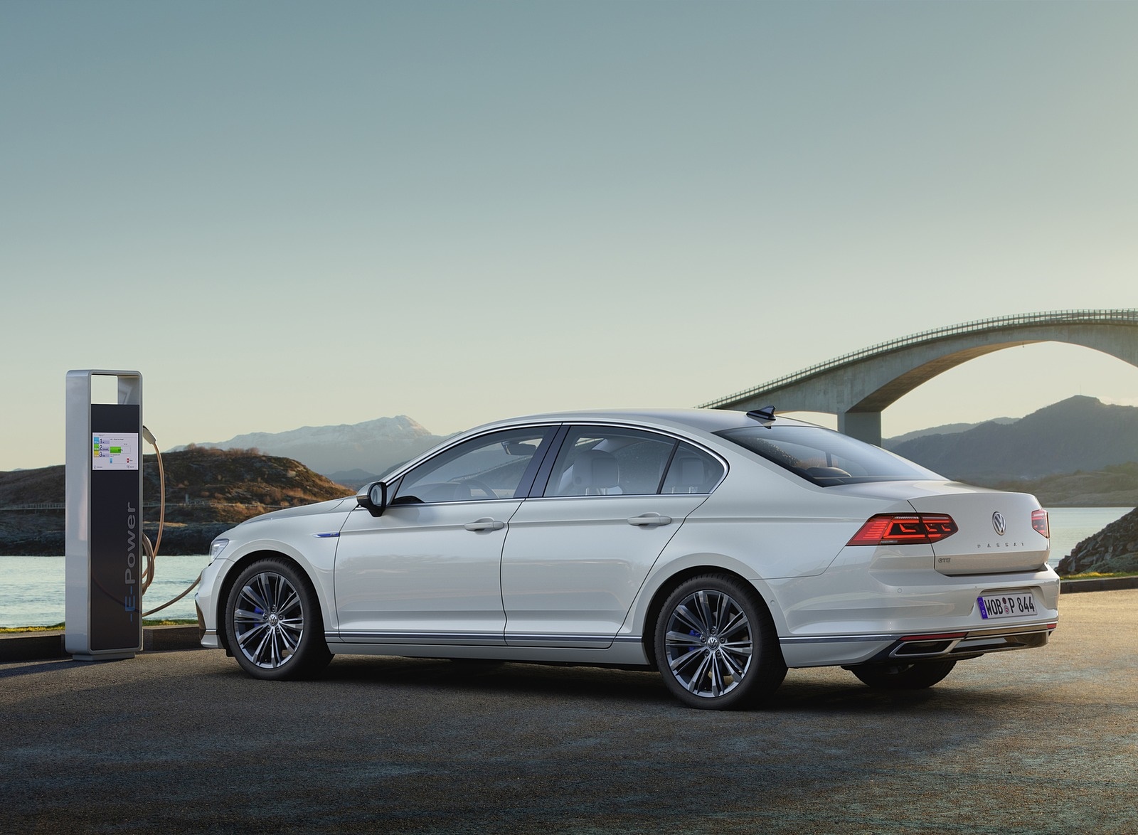 2020 Volkswagen Passat GTE Sedan (EU-Spec) Rear Three-Quarter Wallpapers #36 of 52