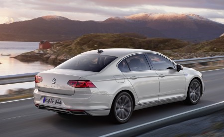 2020 Volkswagen Passat GTE Sedan (EU-Spec) Rear Three-Quarter Wallpapers 450x275 (42)